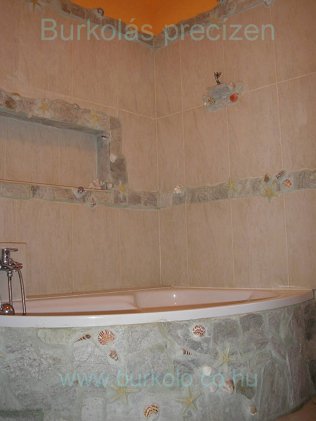 fürdőszoba beépített kád természetes kő burkolás