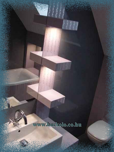 Hangulatos fürdőszobai világítást lehet az épített polc aljába sűllyeszteni